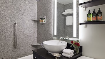 Duschwanne, kostenlose Toilettenartikel, Haartrockner, Handtücher