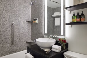 Combined shower/bathtub, free toiletries, hair dryer, towels