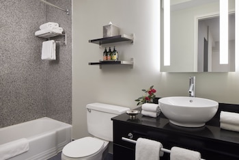Combined shower/tub, free toiletries, hair dryer, towels at Capitol Hill Hotel