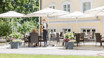 2 restaurants, breakfast served