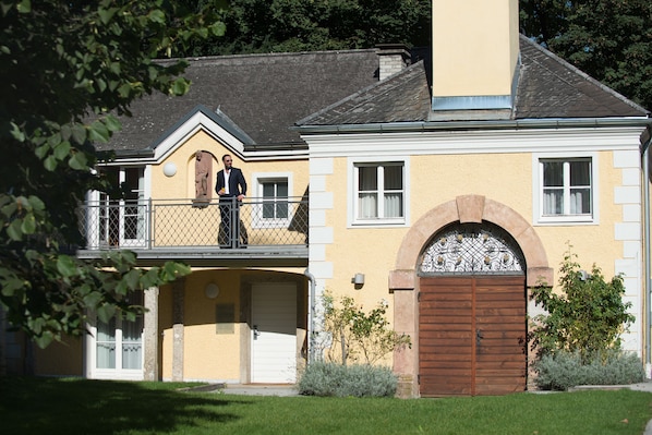 المنشأة من الخارج