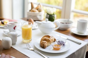 Se ofrece un desayuno bufé todos los días (22 EUR por persona)