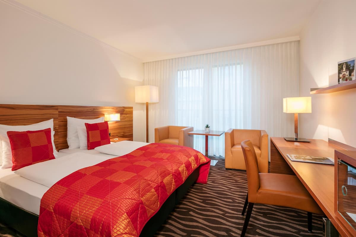 أغطية فراش متميزة وخزنة داخل الغرفة وستائر تعتيم وتجهيزات عازلة للصوت