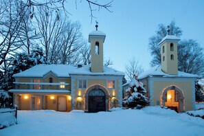 A two-story house with a snow-covered roof and a bell tower. - ARCOTEL Castellani Salzburg (Salzburg)