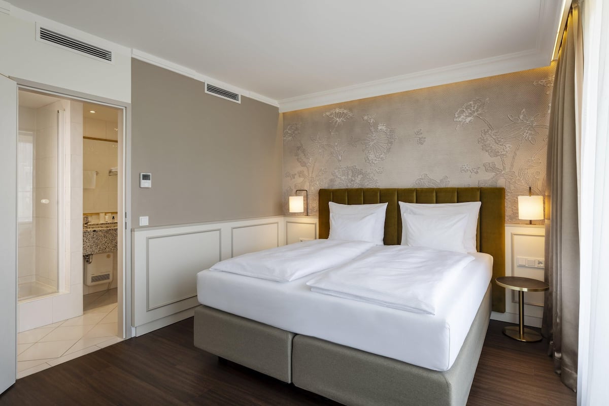 أغطية فراش متميزة وخزنة داخل الغرفة وستائر تعتيم وتجهيزات عازلة للصوت