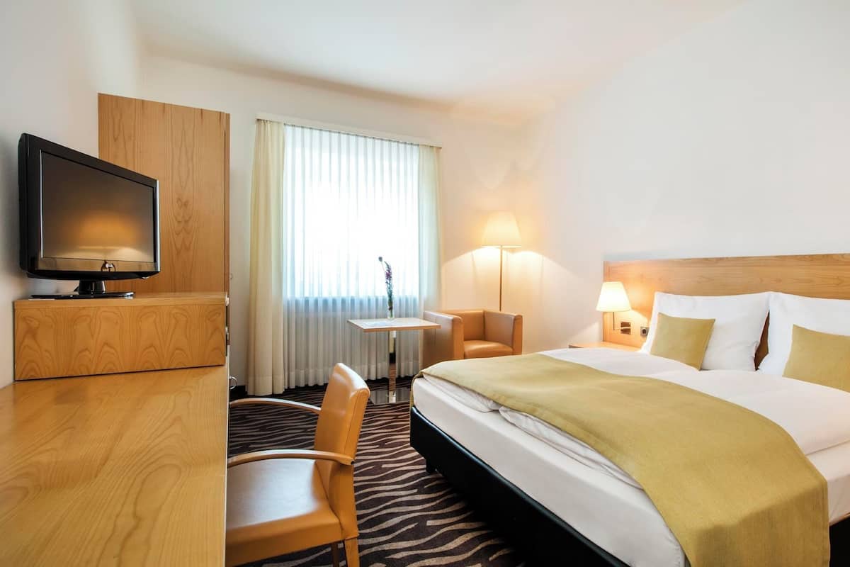 Premium bedding, in-room safe, blackout drapes, soundproofing