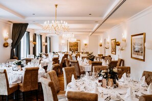 2 restaurantes; se sirve desayuno, almuerzo y cena