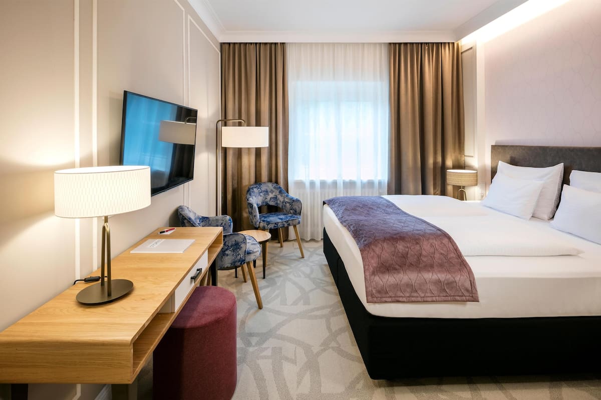 أغطية فراش متميزة وخزنة داخل الغرفة وستائر تعتيم وتجهيزات عازلة للصوت