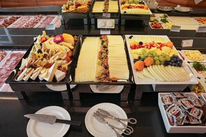 Daily buffet breakfast (EUR 22 per person) - ARCOTEL Castellani Salzburg (Salzburg)