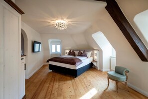 Ropa de cama de alta calidad y caja de seguridad en la habitación