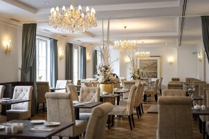 2 restaurants, breakfast served