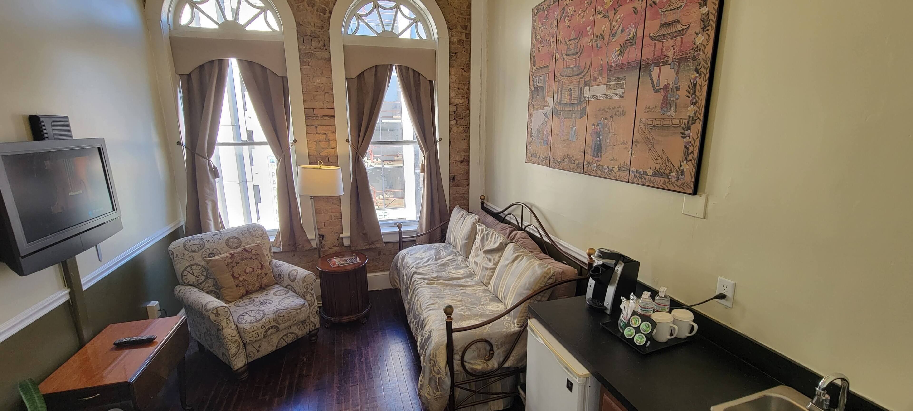 deluxe studio suite, 1 queen bed, city view | living area | 32-inch flat-screen tv with cable channels, tv