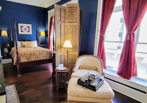 Suite studio Deluxe, 1 grand lit, vue sur la ville | Literie de qualité, décor unique, ameublement unique, bureau