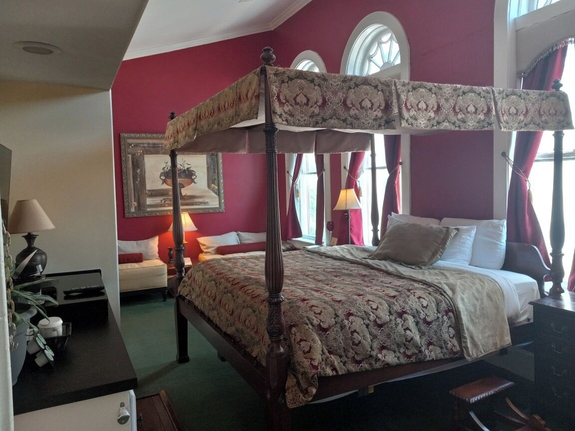deluxe studio suite, 1 king bed, non smoking | premium bedding, individually decorated, individually furnished, desk