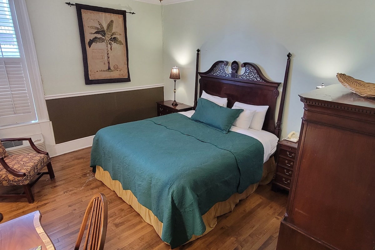 Classic Room, 1 King Bed, Non Smoking | Premium bedding, individually decorated, individually furnished, desk