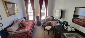 Suite studio Deluxe, 1 grand lit, vue sur la ville | Aire de séjour | Téléviseur à écran plat de 32 po avec télévision par câble, téléviseur