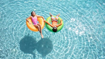 Utomhuspool, öppet 08.00 till 23.00, parasoller och solstolar