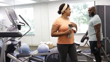 Ein Fitnessstudio mit Trainingsgeräten, Laufband und Ergometer.