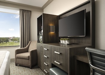 Hypo-allergenic bedding, in-room safe, desk, laptop workspace at Buena Vista Suites Orlando