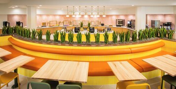 2 restaurants, dinner served, pizza