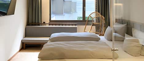 Habitación triple | Ropa de cama hipoalergénica y caja de seguridad en la habitación