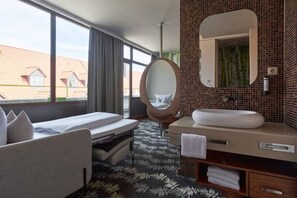 Quadruple Room | Hypo-allergenic bedding, in-room safe, free WiFi, bed sheets