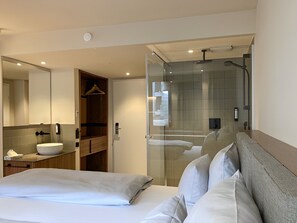 Dreibettzimmer | Badezimmer | Dusche, Regendusche, Haartrockner, Handtücher