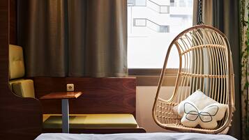 Hypo-allergenic bedding, in-room safe, free WiFi, bed sheets