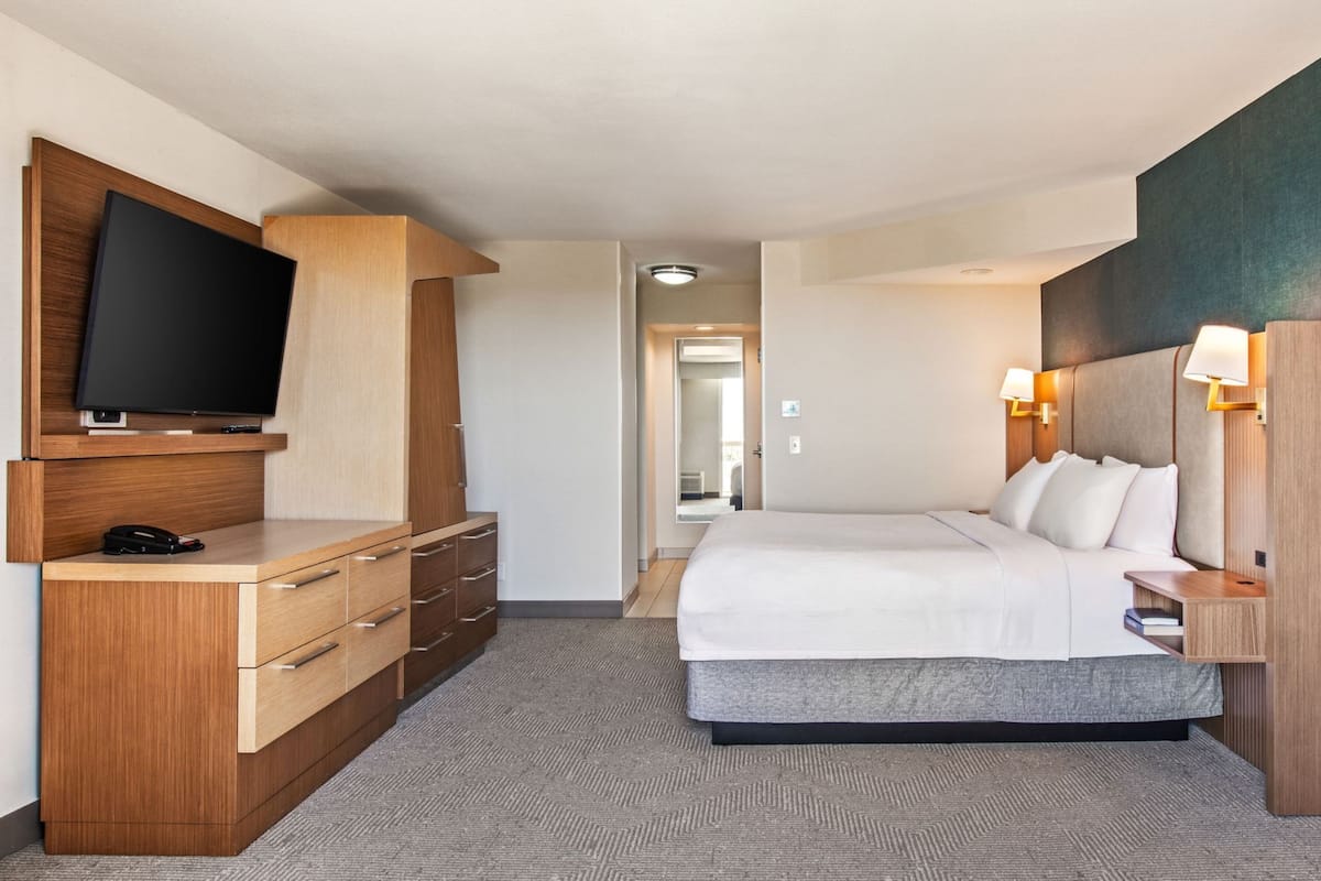 Suite, 1 King Bed, Pool View