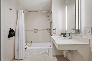 Ensemble douche/baignoire, articles de toilette gratuits, sĂšche-cheveux