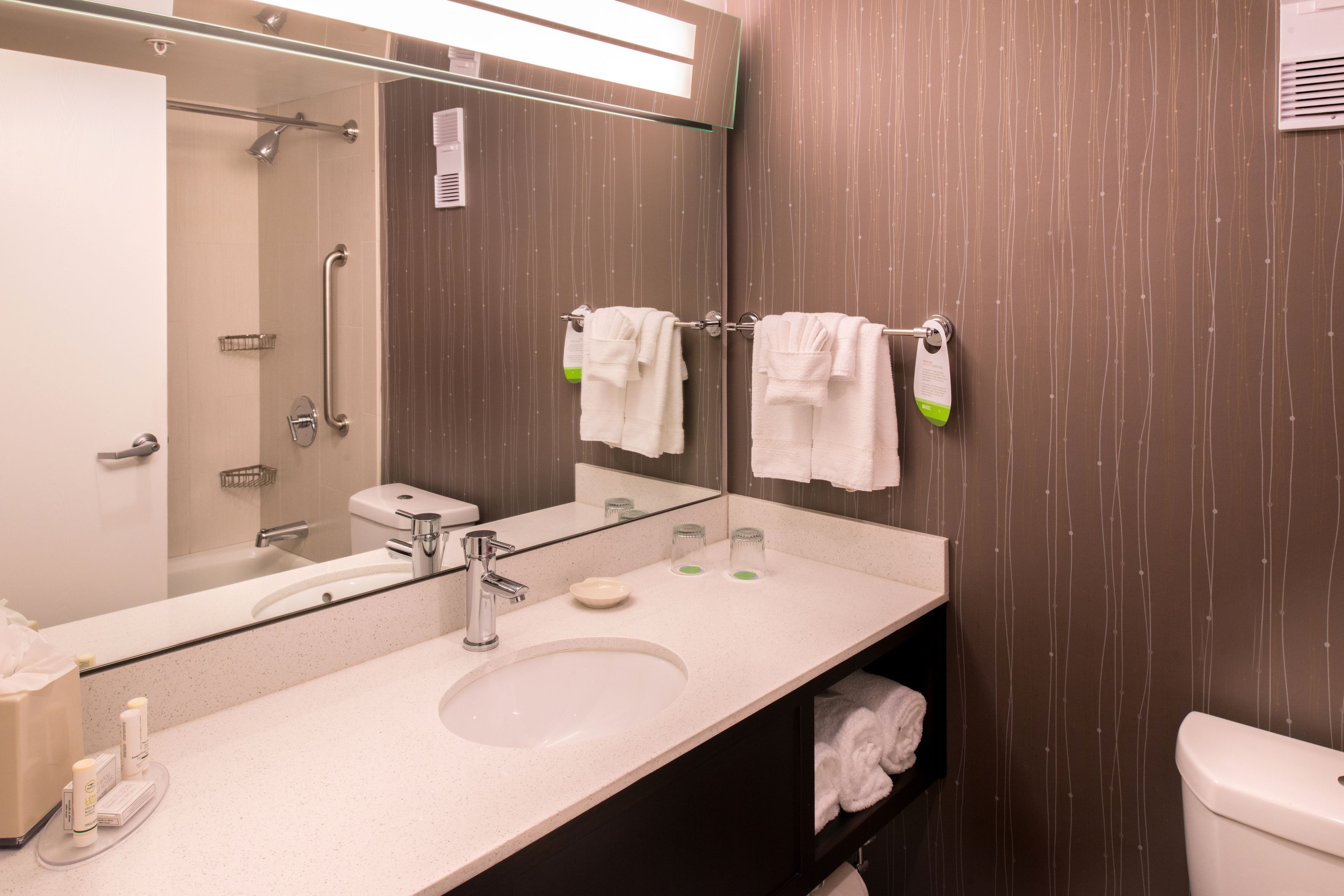 room, 1 king bed | bathroom | combined shower/bathtub, free toiletries, hair dryer, towels
