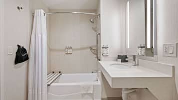 Un baño moderno con bañera, ducha y lavamanos.