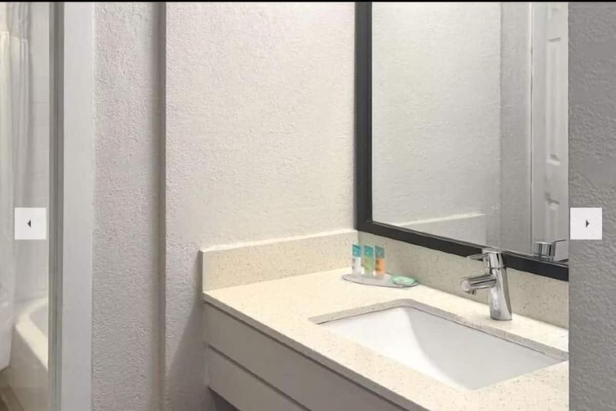 Kombination af bruser/badekar, miljøvenlige toiletartikler, hårtørrer