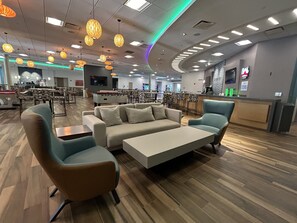 2 bars, lounge dans le hall