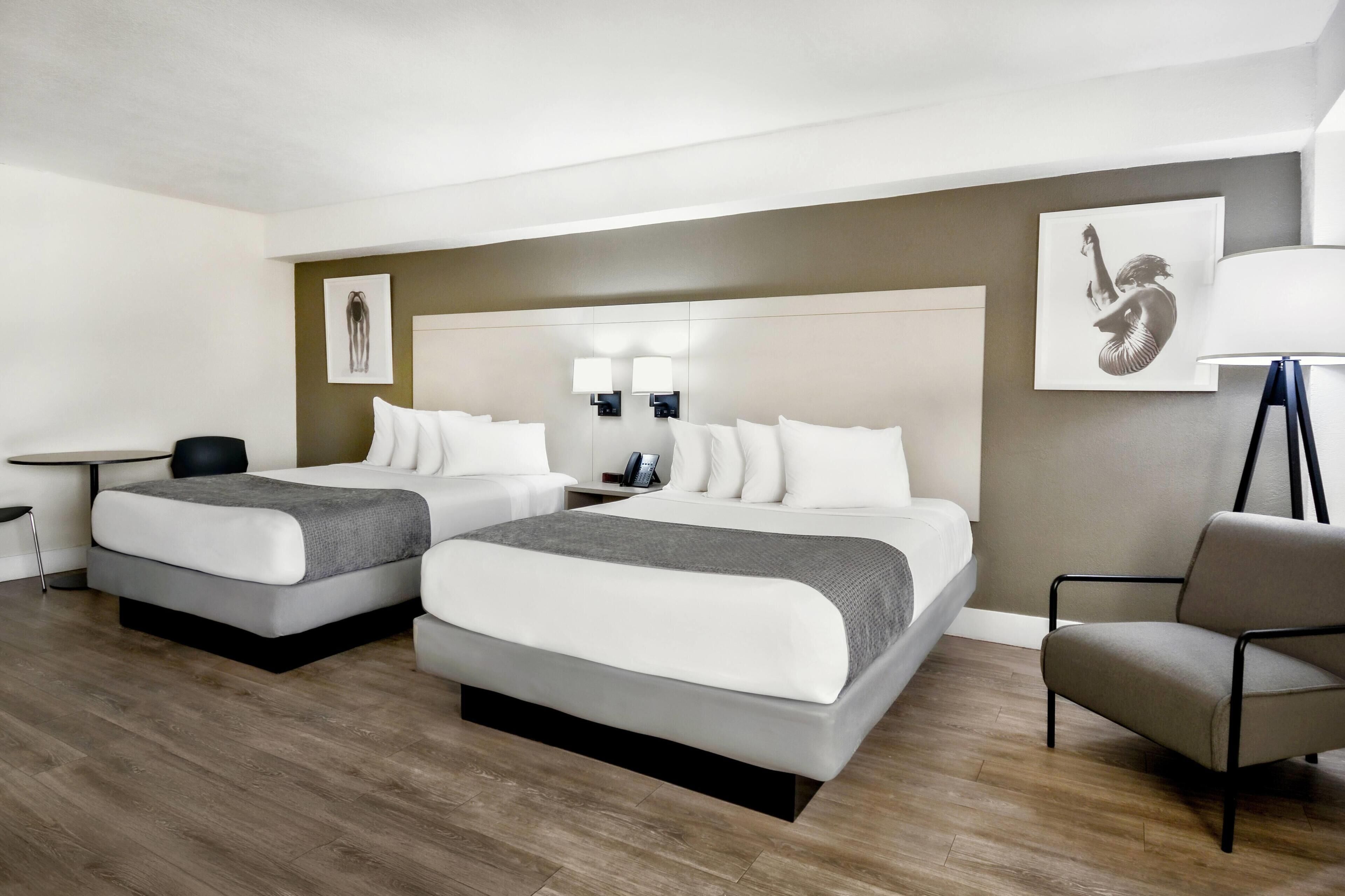 ห้องพัก, เตียงควีนไซส์ 2 เตียง, ปลอดบุหรี่, ชั้นบน (Deluxe Tower Room) | ตู้นิรภัยในห้องพัก, โต๊ะทำงาน, พื้นที่ทำงานแบบใช้แล็ปท็อป, ผ้าม่านกันแสง