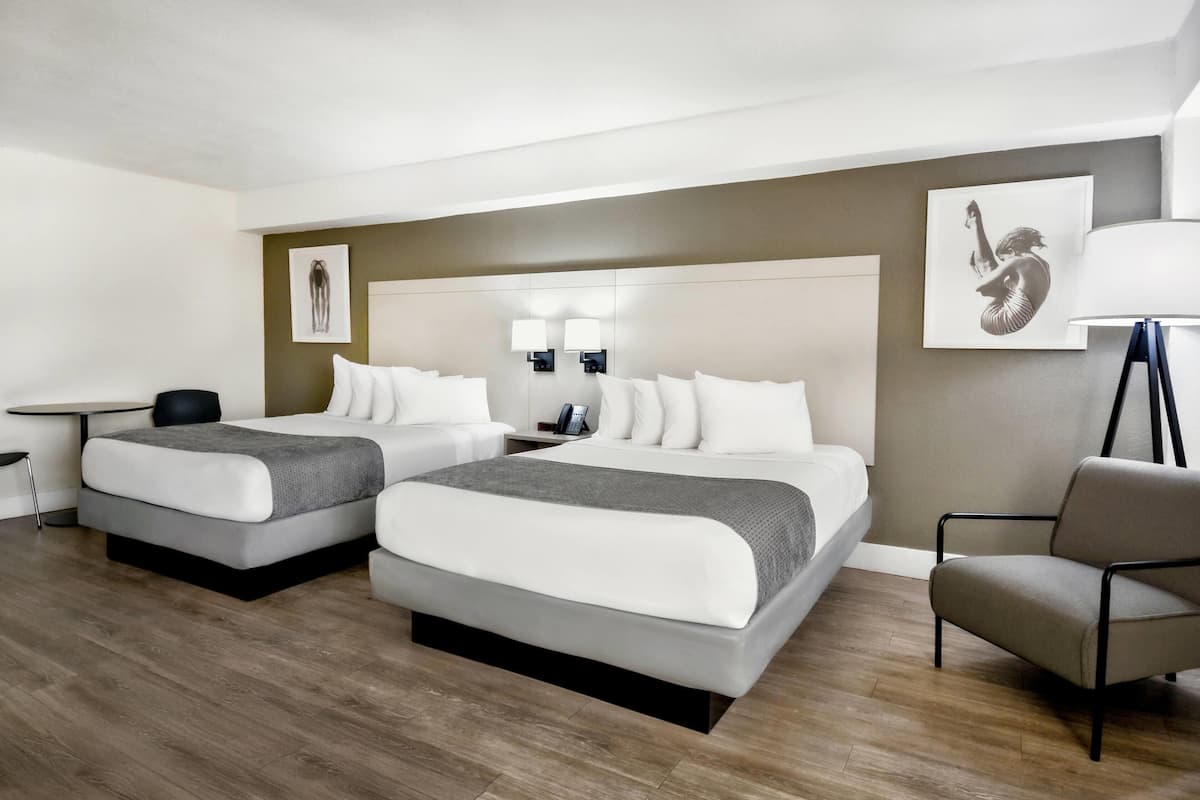 Chambre, 2 grands lits, non-fumeur, dans la tour (Deluxe Tower Room) | Coffre-fort pour ordinateur portable, bureau