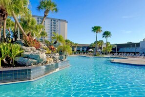 Outdoor pool, pool umbrellas, sun loungers - Wyndham I-Drive Avanti Resort & Conference Center (Orlando)