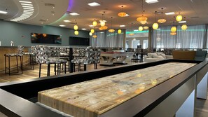 2 bars i un lounge al vestíbul 