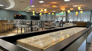 2 bars i un lounge al vestíbul