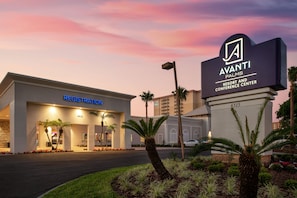 Bagian depan properti - sore/malam