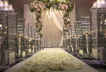 Indoor wedding at Wyndham I-Drive Avanti Resort & Conference Center
