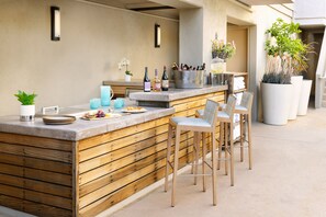 Outdoor pool, pool umbrellas, pool loungers - The Anza - A Calabasas Hotel (Calabasas)
