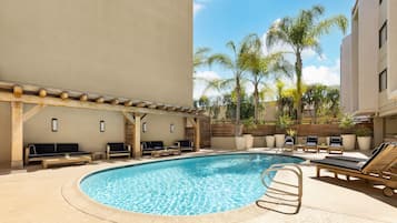 Piscina externa, guarda-sóis, espreguiçadeiras