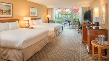 Deluxe kamer, meerdere bedden, uitzicht op zwembad | Luxe beddengoed, donzen dekbedden, pillowtop-bedden