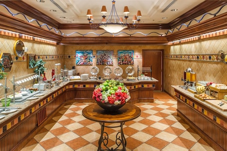 Desayuno buffet diario (USD 25 por persona)