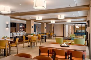 Breakfast and dinner served - Hilton Garden Inn LAX Los Angeles Airport (Los Angeles)