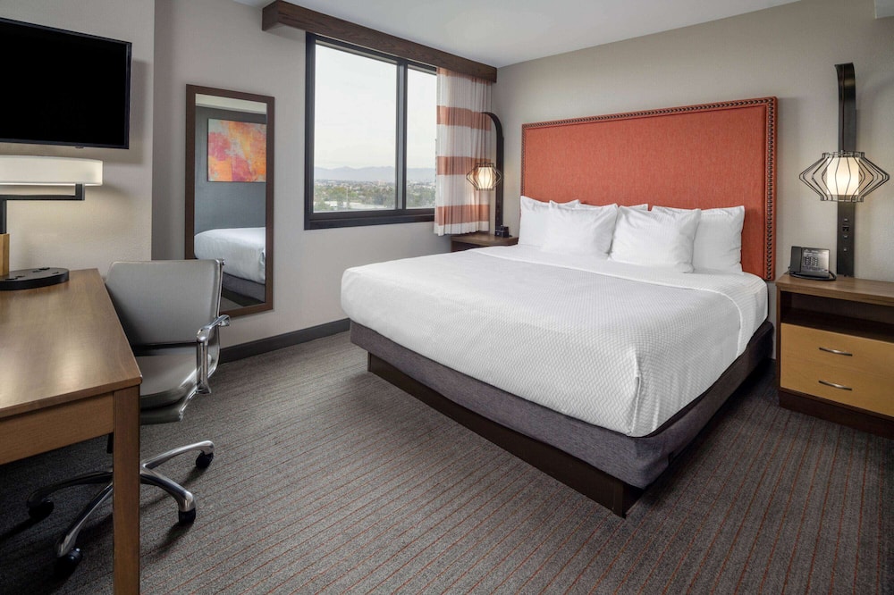 La Quinta Inn & Suites by Wyndham LAX