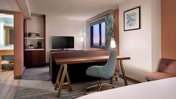 Habitación, 1 cama King size y sofá cama | Ropa de cama de alta calidad, camas con pillow-top y escritorio