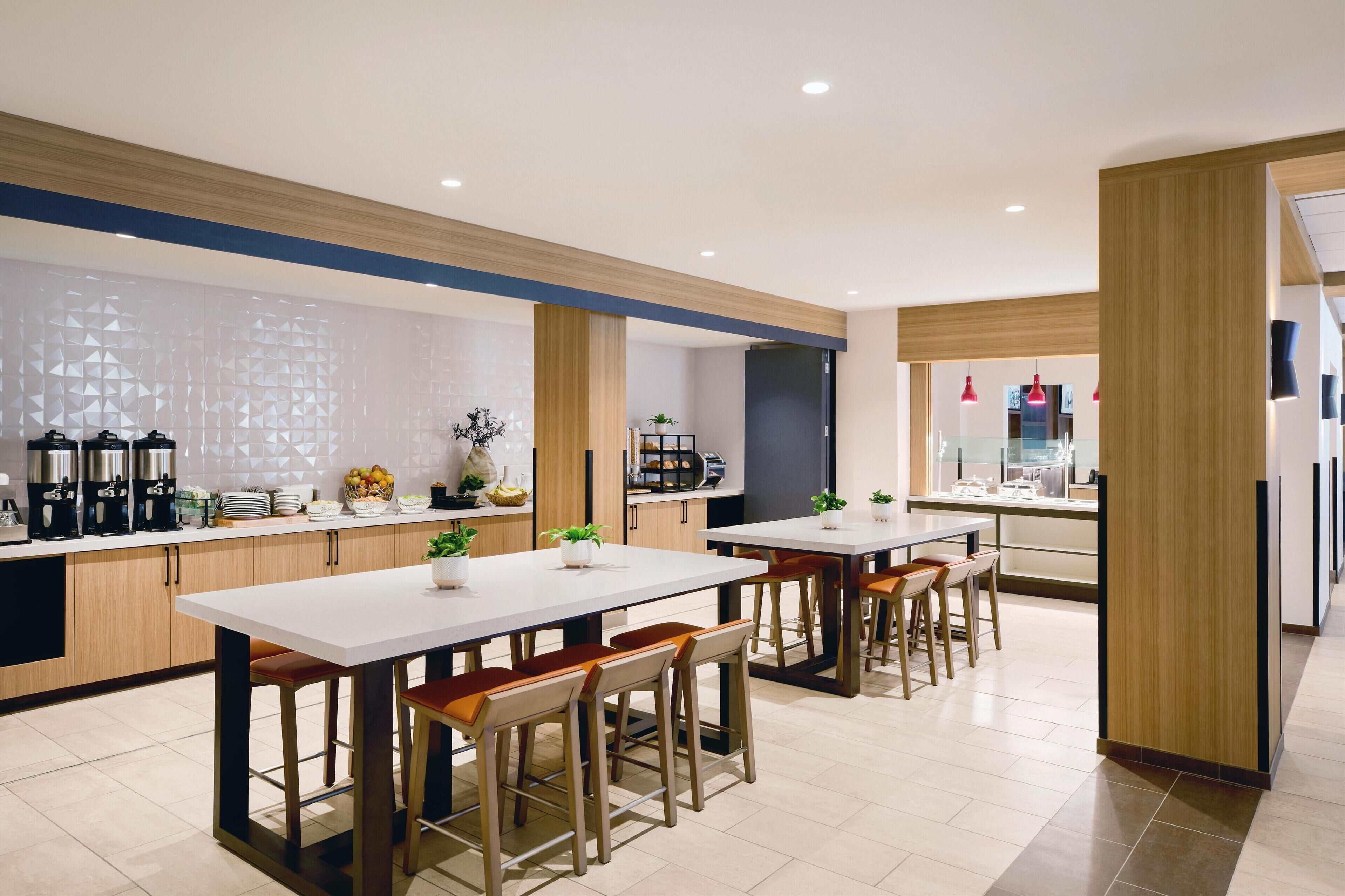 Sarapan prasmanan setiap hari (USD 21.95 per orang)