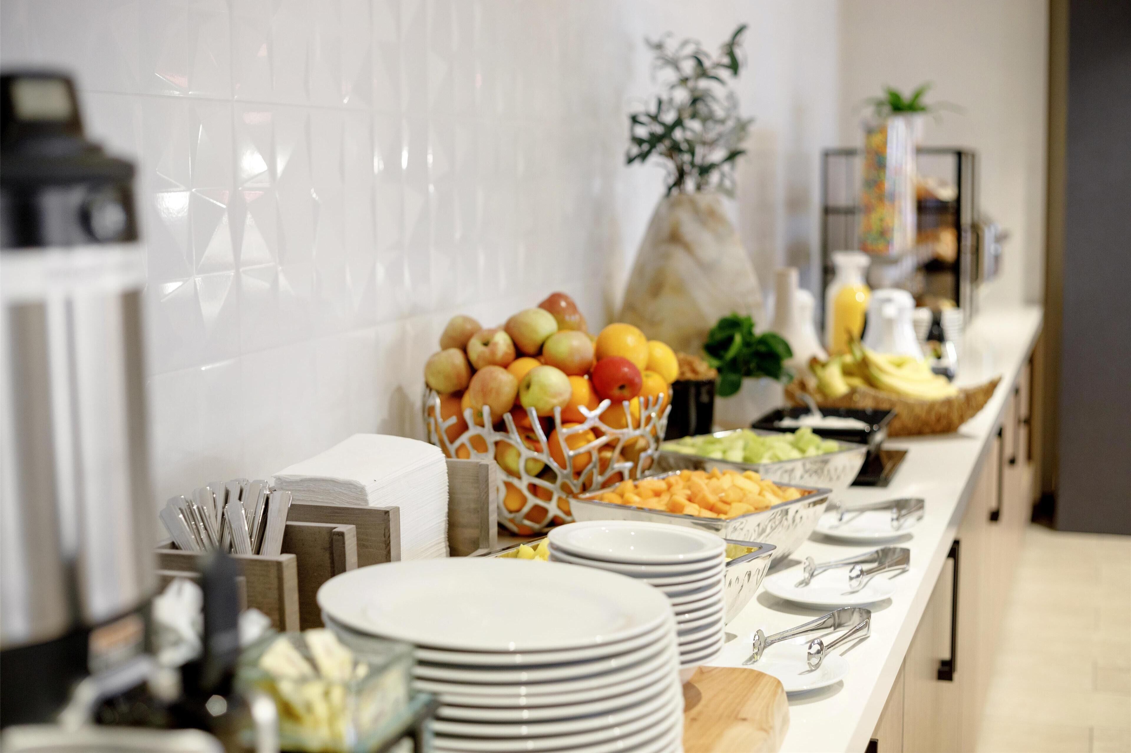 Een buffet met diverse gerechten en bestek.